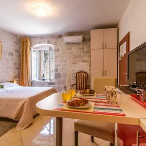 apartments-dora-trogir.hotels-in-trogir.com/